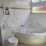 Kinderfreundliches 6 Personen Mit Zwei Duschen Und Toiletten, Sauna, Whirlpool Und Einem Wintergarten Mit Kaminofen In Otterndorf