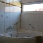 Kinderfreundliches 6 Personen Mit Zwei Duschen Und Toiletten, Sauna, Whirlpool Und Einem Wintergarten Mit Kaminofen In