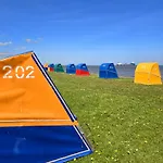 Kinderfreundliches 6 Personen Mit Zwei Duschen Und Toiletten, Sauna, Whirlpool Und Einem Wintergarten Mit Kaminofen In *