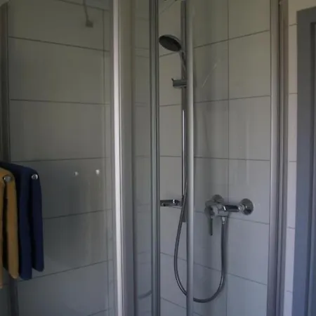 Kinderfreundliches 6 Personen Mit Zwei Duschen Und Toiletten, Sauna, Whirlpool Und Einem Wintergarten Mit Kaminofen In Hébergement de vacances Otterndorf