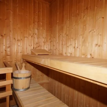 Kinderfreundliches 6 Personen Mit Zwei Duschen Und Toiletten, Sauna, Whirlpool Und Einem Wintergarten Mit Kaminofen In *