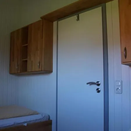 別荘 Kinderfreundliches 6 Personen Mit Zwei Duschen Und Toiletten, Sauna, Whirlpool Und Einem Wintergarten Mit Kaminofen In