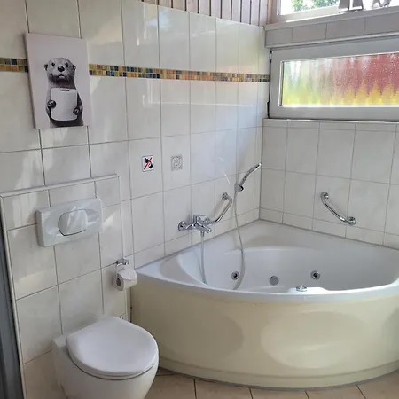 Hébergement de vacances Kinderfreundliches 6 Personen Mit Zwei Duschen Und Toiletten, Sauna, Whirlpool Und Einem Wintergarten Mit Kaminofen In *