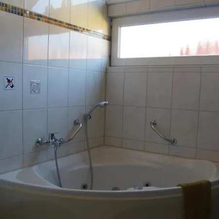 Kinderfreundliches 6 Personen Mit Zwei Duschen Und Toiletten, Sauna, Whirlpool Und Einem Wintergarten Mit Kaminofen In