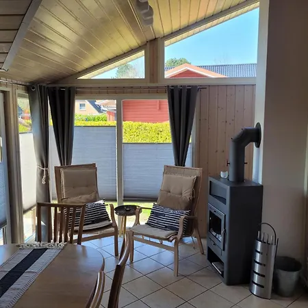 Kinderfreundliches 6 Personen Mit Zwei Duschen Und Toiletten, Sauna, Whirlpool Und Einem Wintergarten Mit Kaminofen In Hébergement de vacances *
