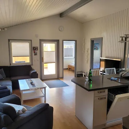 Сasa de vacaciones Kinderfreundliches 6 Personen Mit Zwei Duschen Und Toiletten, Sauna, Whirlpool Und Einem Wintergarten Mit Kaminofen In *