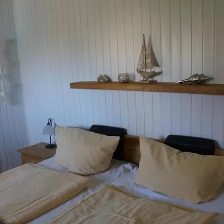 Hébergement de vacances Kinderfreundliches 6 Personen Mit Zwei Duschen Und Toiletten, Sauna, Whirlpool Und Einem Wintergarten Mit Kaminofen In