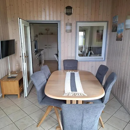 Feriehus Kinderfreundliches 6 Personen Mit Zwei Duschen Und Toiletten, Sauna, Whirlpool Und Einem Wintergarten Mit Kaminofen In *