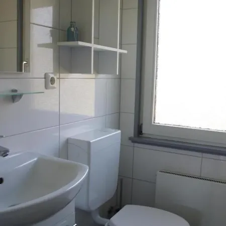 Feriehus Kinderfreundliches 6 Personen Mit Zwei Duschen Und Toiletten, Sauna, Whirlpool Und Einem Wintergarten Mit Kaminofen In Otterndorf