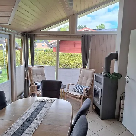 Feriehus Kinderfreundliches 6 Personen Mit Zwei Duschen Und Toiletten, Sauna, Whirlpool Und Einem Wintergarten Mit Kaminofen In *