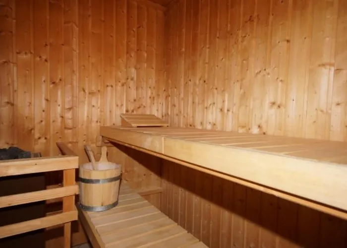 Kinderfreundliches 6 Personen Mit Zwei Duschen Und Toiletten, Sauna, Whirlpool Und Einem Wintergarten Mit Kaminofen In *
