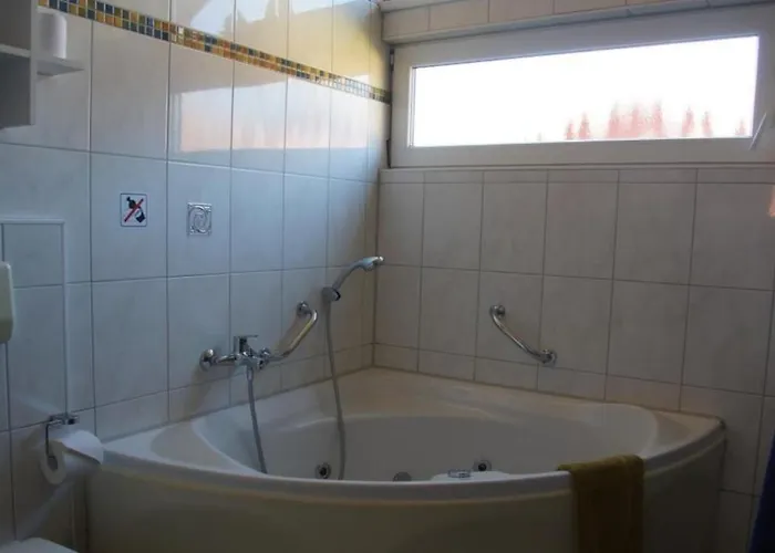 Kinderfreundliches 6 Personen Mit Zwei Duschen Und Toiletten, Sauna, Whirlpool Und Einem Wintergarten Mit Kaminofen In