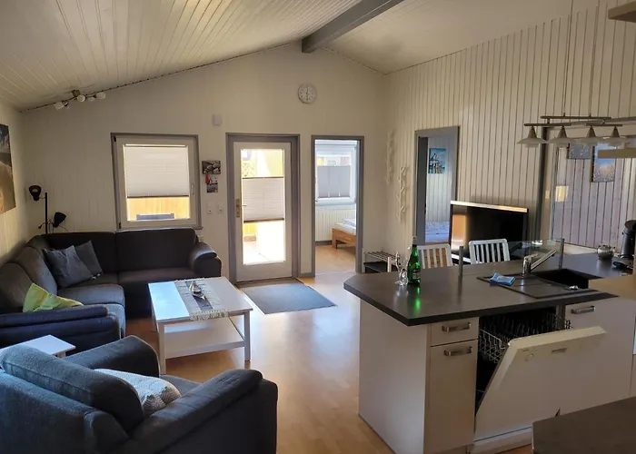 度假居 Kinderfreundliches 6 Personen Mit Zwei Duschen Und Toiletten, Sauna, Whirlpool Und Einem Wintergarten Mit Kaminofen In *